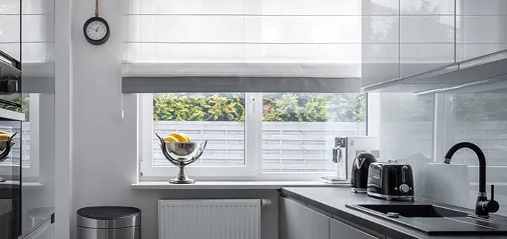 Jak ozdobić okno bez firanki? 10 stylowych i praktycznych pomysłów