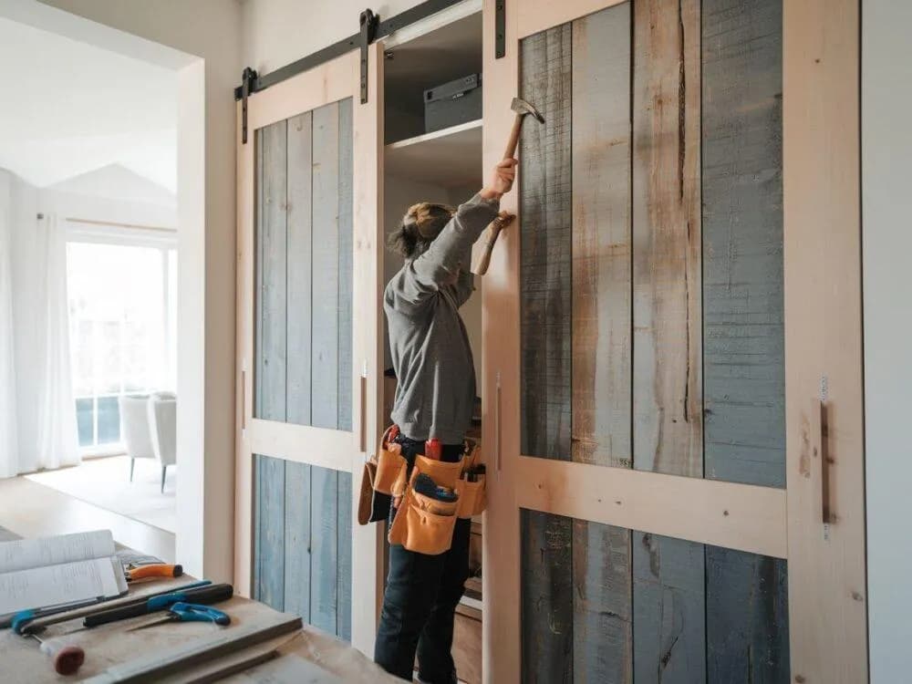 Jak zdemontować drzwi przesuwne w szafie komandor bez problemów