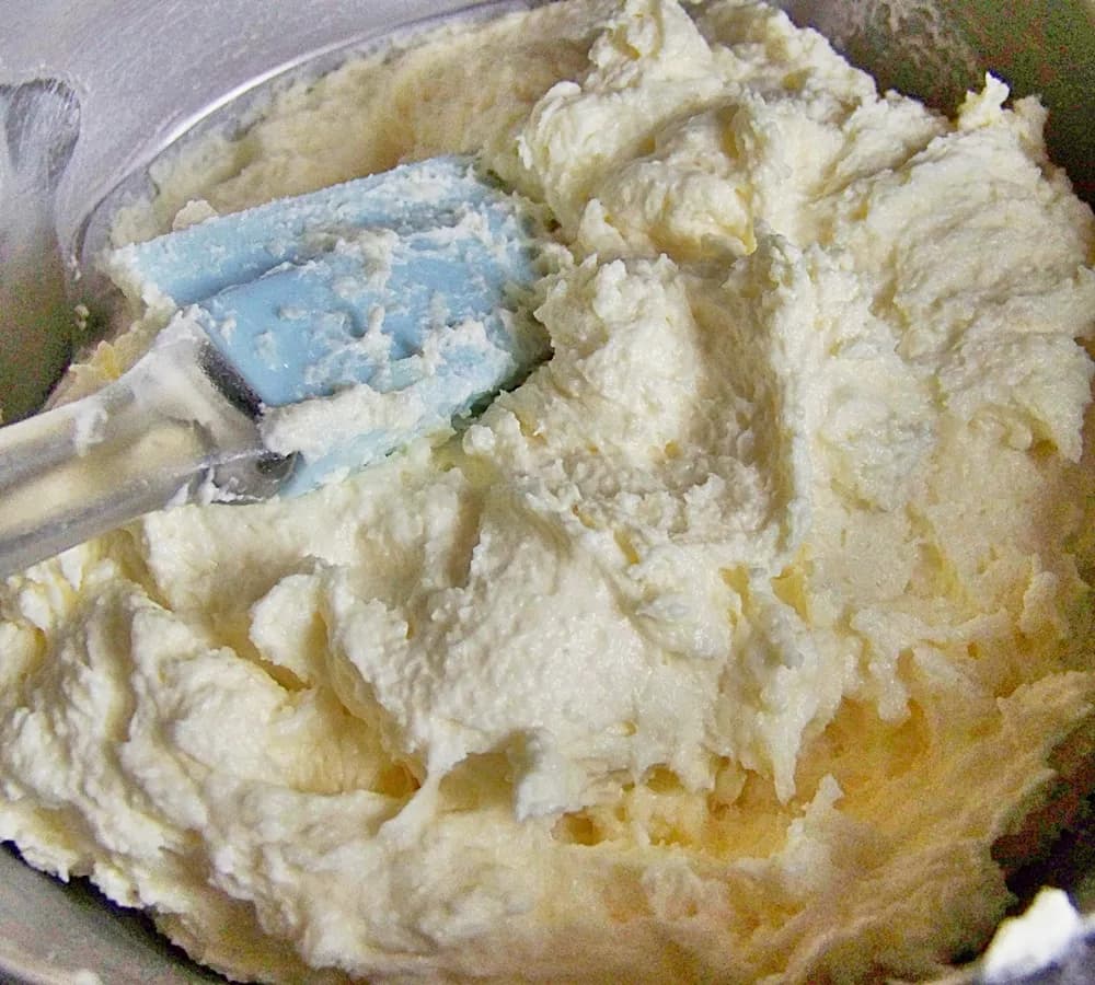 Jak utrzeć masło na puch mikserem i uniknąć problemów z konsystencją