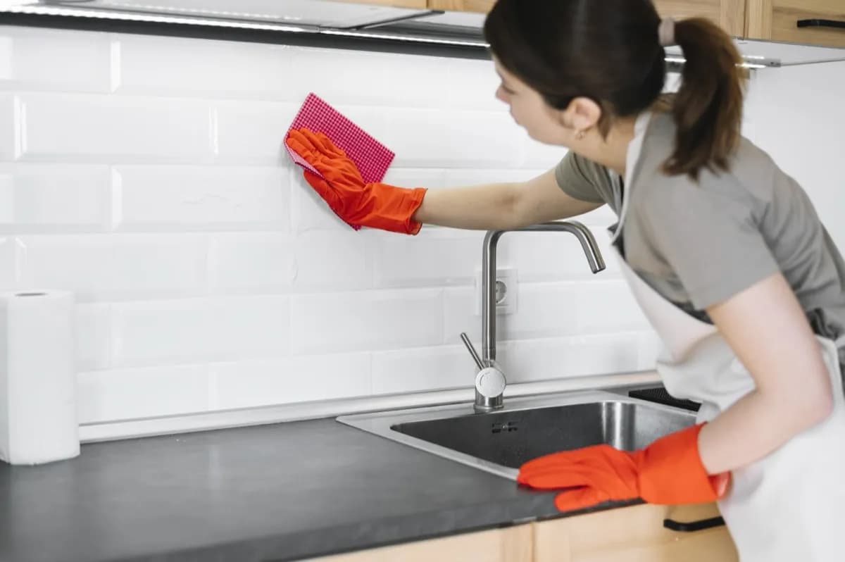 Skuteczne sposoby na ochronę ściany w kuchni przed uszkodzeniami