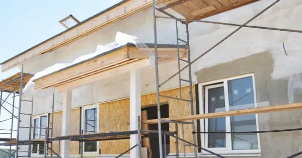 Kiedy montować drzwi wewnętrzne, aby uniknąć błędów w wykończeniu?