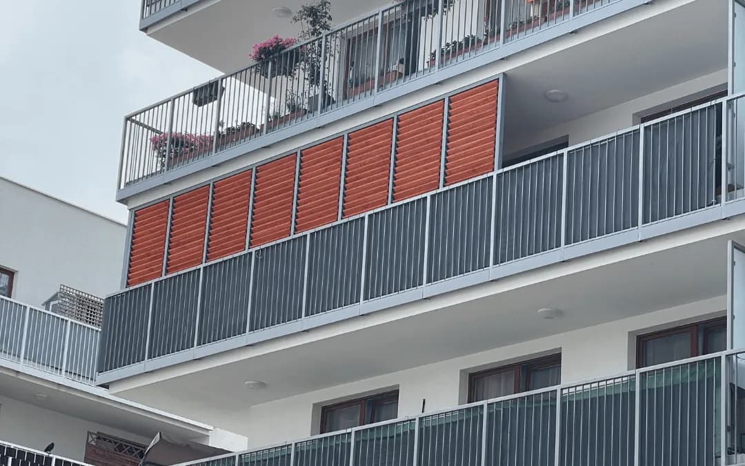 Czy można dobudować balkon w bloku? Poznaj kluczowe przepisy i koszty