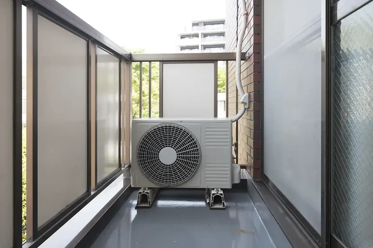 Jak zasłonić klimatyzator na balkonie i uniknąć błędów w osłonie